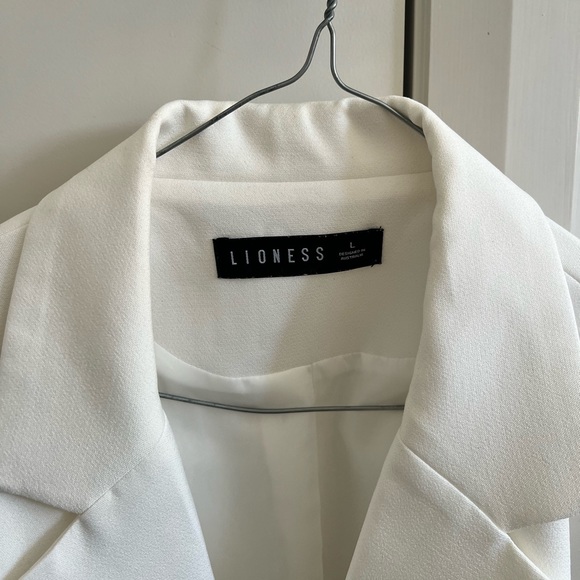 Lioness White Oversized Blazer 🤍 - Picture 2 of 3